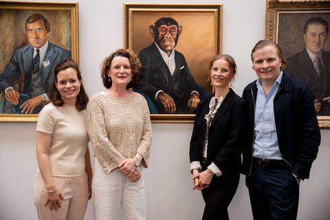 Maskottchen Charly hängt nun in der Ahnengalerie der Familie Grupp beim Bekleidungsunternehmen Trigema: Bonita Grupp (von links)