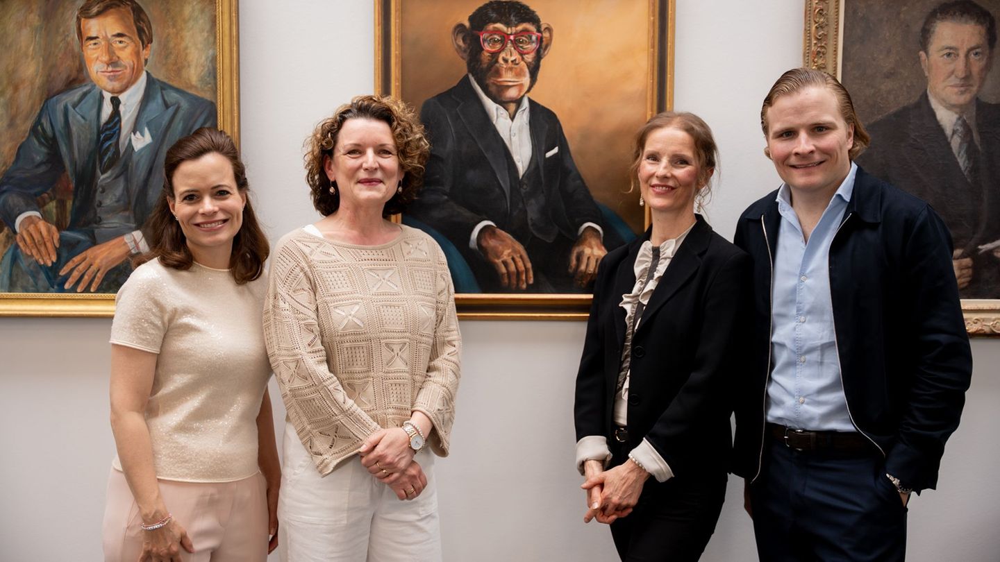 Maskottchen Charly hängt nun in der Ahnengalerie der Familie Grupp beim Bekleidungsunternehmen Trigema: Bonita Grupp (von links)