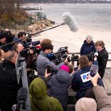 Von Anfang an ist das mediale Interesse groß. Hier sprechen Dr. Stephanie Groß (Tierärztliche Hochschule Hannover) und Sven Partheil-Böhnke (Bürgermeister Timmendorfer Strand) mit Journalisten.