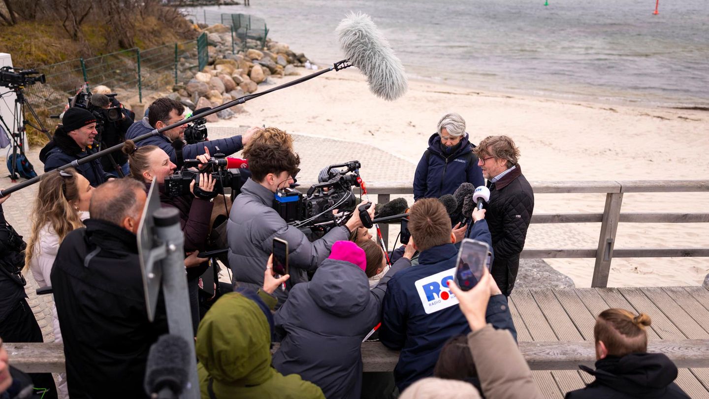 Von Anfang an ist das mediale Interesse groß. Hier sprechen Dr. Stephanie Groß (Tierärztliche Hochschule Hannover) und Sven Partheil-Böhnke (Bürgermeister Timmendorfer Strand) mit Journalisten.