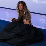 Die kolumbianische Sängerin Karol G ließ sich ebenfalls Zeit auf dem Red Carpet, und posierte im Fetzen-Oberteil mit Löchern und Ballon-Rock sogar im Knien.