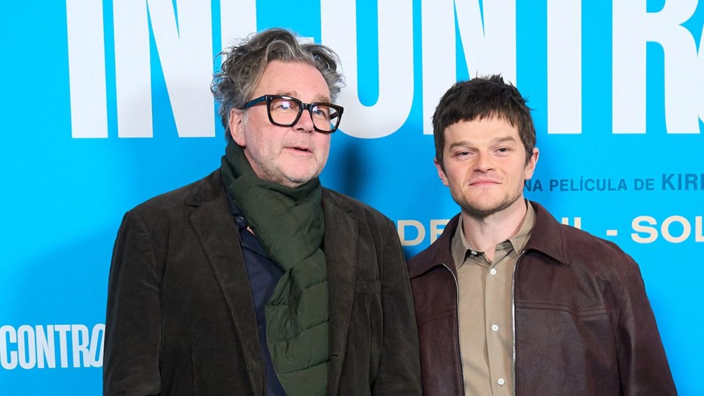 "Verflucht normal"-Regisseur Kirk Jones (l.) und Hauptdarsteller Robert Aramayo bei der Premiere des Films in Madrid.