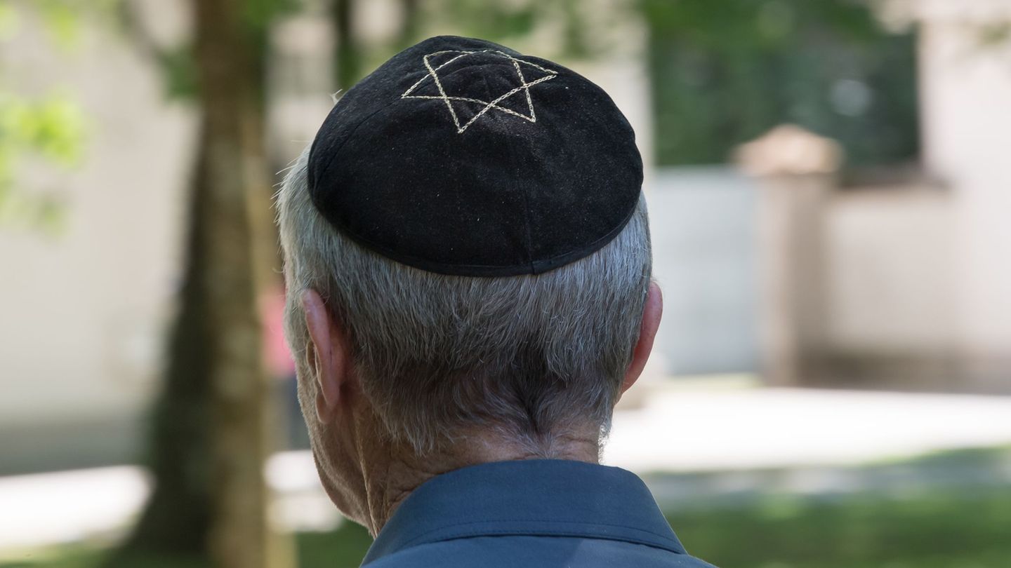 Trotz eines Rückgangs im vergangenen Jahr ist die Zahl der antisemitischen Straftaten in Bayern seit 2022 deutlich gestiegen. (S