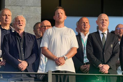 Julian Nagelsmann (m.) steht zwischen DFB-Sportdirektor Rudi Völler (l.) und Verbandschef Bernd Neuendorf (r.) auf der Tribüne d