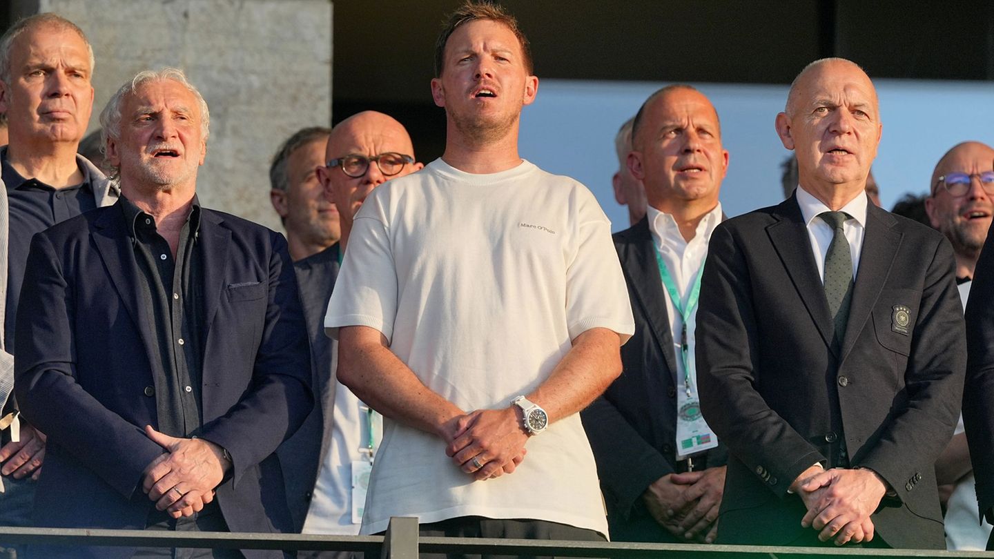 Julian Nagelsmann (m.) steht zwischen DFB-Sportdirektor Rudi Völler (l.) und Verbandschef Bernd Neuendorf (r.) auf der Tribüne d