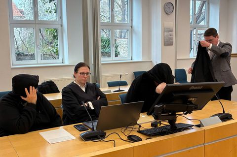 Im Prozess sind die Eltern des inzwischen gestorbenen Sohnes wegen der Vernachlässigung ihres schwerbehinderten Kindes angeklagt