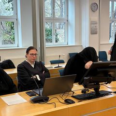 Im Prozess sind die Eltern des inzwischen gestorbenen Sohnes wegen der Vernachlässigung ihres schwerbehinderten Kindes angeklagt