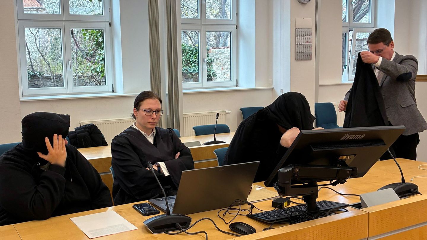 Im Prozess sind die Eltern des inzwischen gestorbenen Sohnes wegen der Vernachlässigung ihres schwerbehinderten Kindes angeklagt