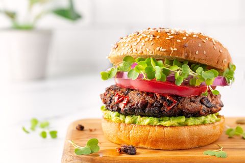 Vegane Hamburger-Pattys sind laut Stiftung Warentest gesünder und stehen Pattys aus Fleisch auch geschmacklich in nichts nach.