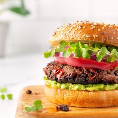 Vegane Hamburger-Pattys sind laut Stiftung Warentest gesünder und stehen Pattys aus Fleisch auch geschmacklich in nichts nach.