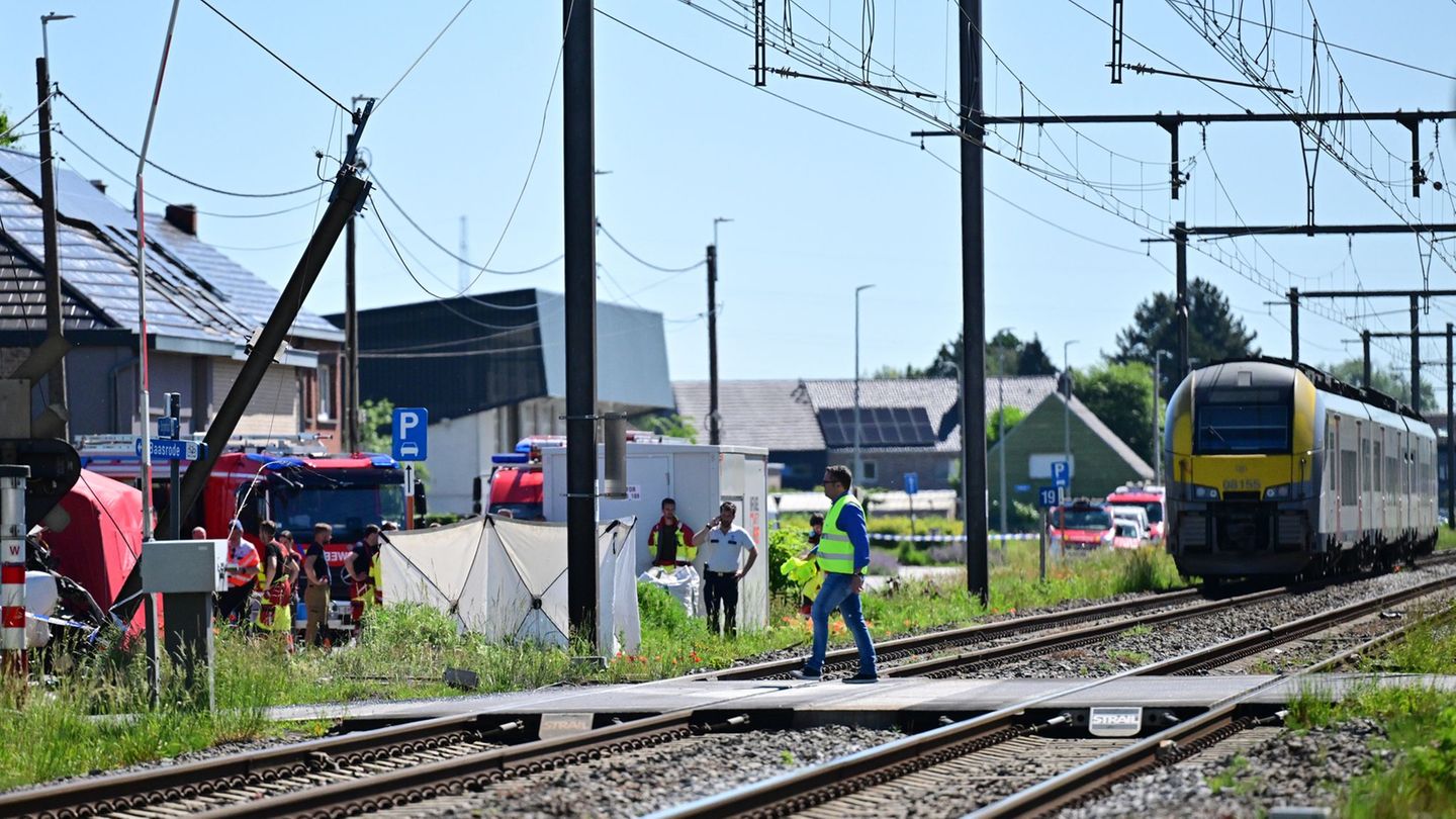 Der Unfall ereignete sich Medienberichten zufolge gegen 08.15 Uhr. Foto: Dirk Waem/Belga/dpa