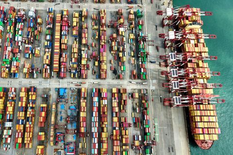 Containerverladung in Qingdao
