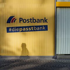 Im Tarifkonflikt bei der Postbank macht Verdi erneut mit Warnstreiks Druck. (Archivbild) Foto: Andreas Arnold/dpa