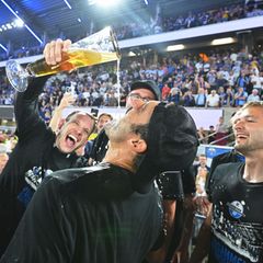Ausgelassen feierten die Paderborner mit ihren Fans. Foto: Swen Pförtner/dpa