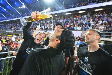 Ausgelassen feierten die Paderborner mit ihren Fans. Foto: Swen Pförtner/dpa