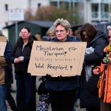 Mitte April kommt es zu ersten Demonstrationen, die den Umgang mit dem Buckelwal kritisieren. Das Medieninteresse wächst weiter. 