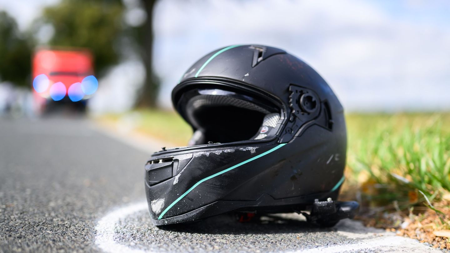 Auch ein Helm schützt bei überhöhter Geschwindigkeit kaum. (Symbolbild) Foto: Julian Stratenschulte/dpa