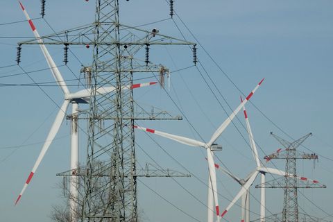 Strom aus Windkraft wird über weite Strecken geleitet. (Symbolbild) Foto: Carsten Rehder/dpa