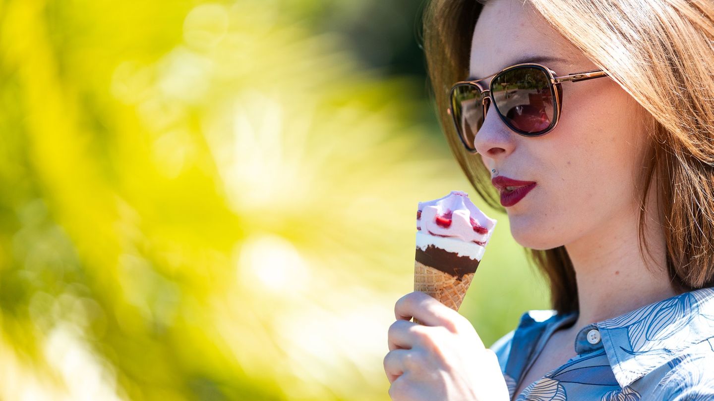 Sonnenbrille und Eis empfehlen sich während frühsommerlich-heißer Tage. Foto: Laszlo Pinter/dpa