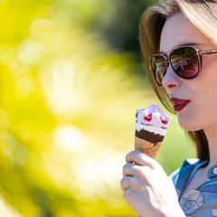 Sonnenbrille und Eis empfehlen sich während frühsommerlich-heißer Tage. Foto: Laszlo Pinter/dpa
