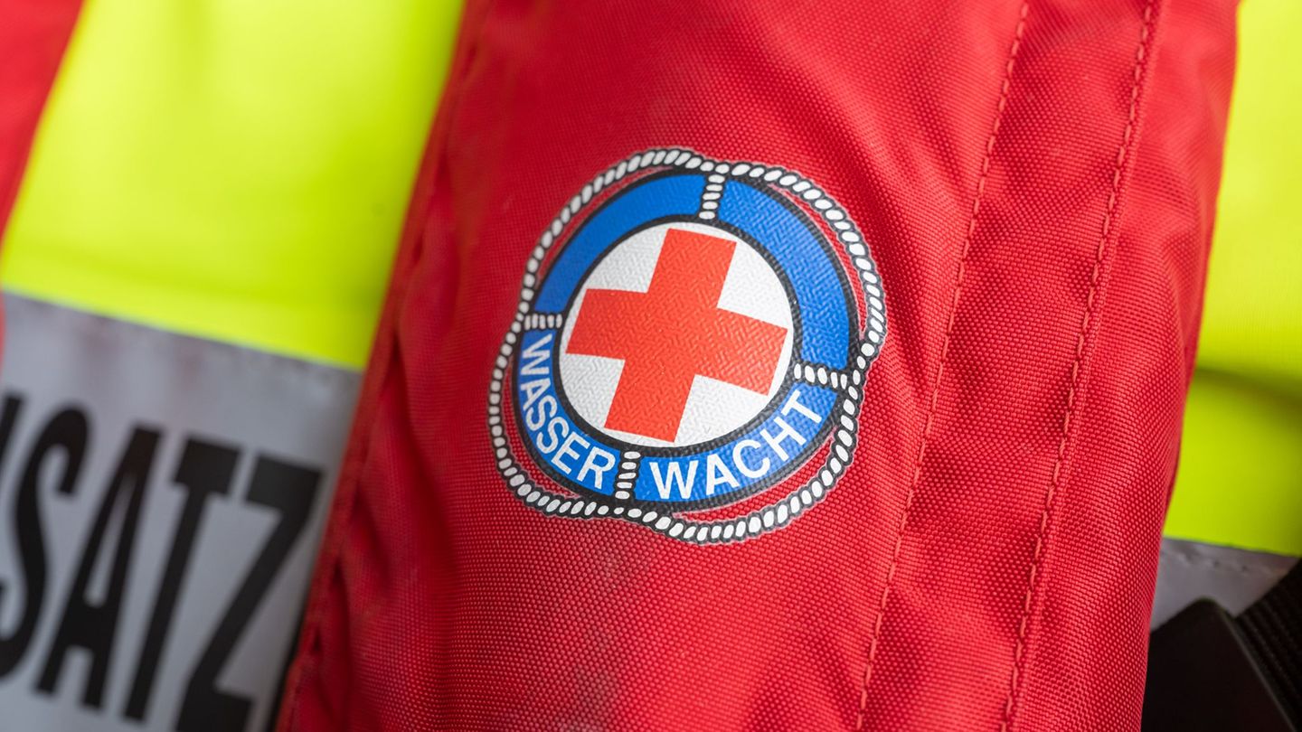 Die Wasserwacht hat heuer schon mehreren Menschen in Bayern das Leben gerettet. (Symbolbild) Foto: Peter Kneffel/dpa