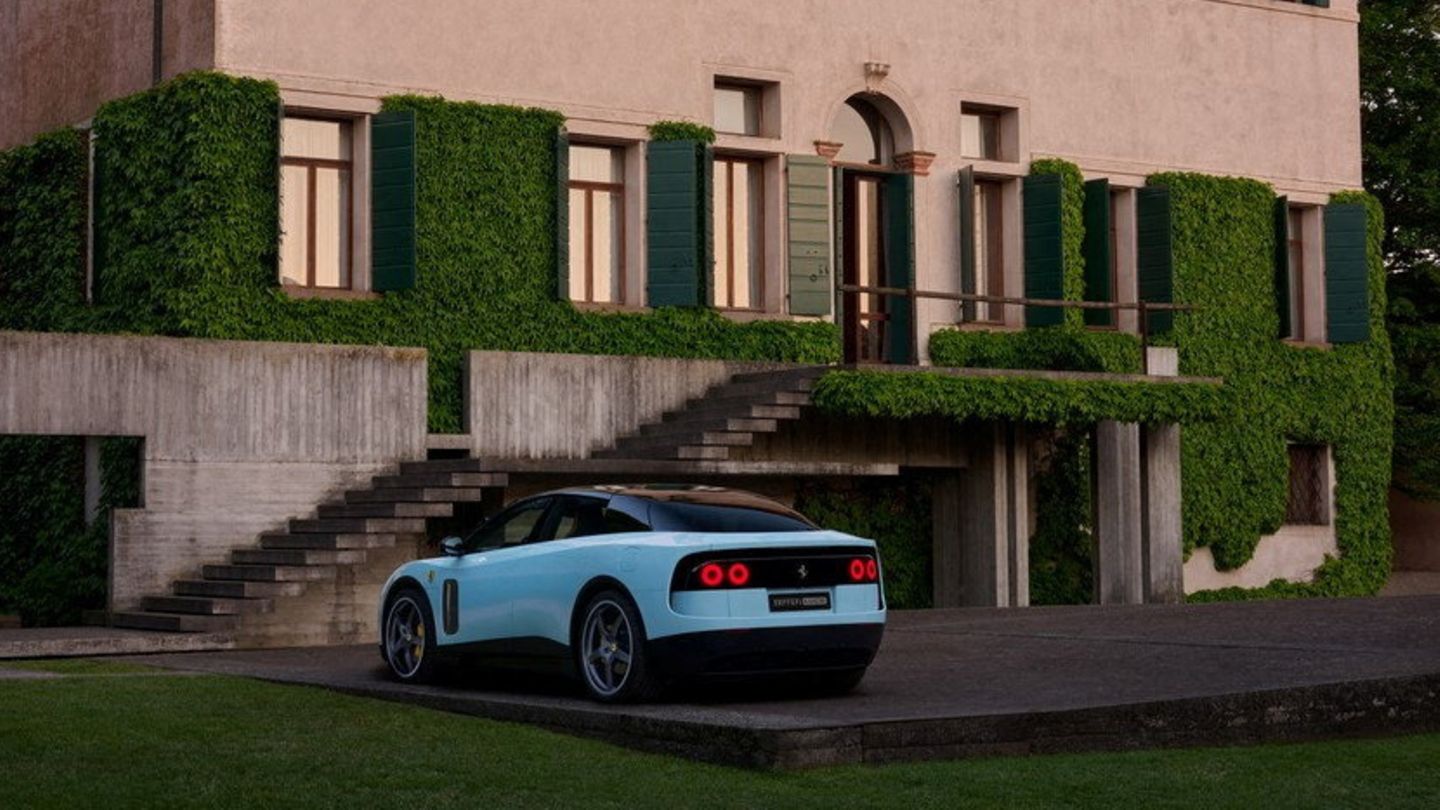 Obwohl er auch vor einer italienischen Villa eine gute Figur macht, ist das natürliche Zuhause des Ferrari Luce die Straße. Mit einer Maximalleistung von 1050 PS schafft er es in 2,5 Sekunden von 0 auf 100 km/h, bis zu 200 dauert es nur 6,8 Sekunden.
