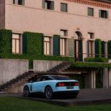 Obwohl er auch vor einer italienischen Villa eine gute Figur macht, ist das natürliche Zuhause des Ferrari Luce die Straße. Mit einer Maximalleistung von 1050 PS schafft er es in 2,5 Sekunden von 0 auf 100 km/h, bis zu 200 dauert es nur 6,8 Sekunden.