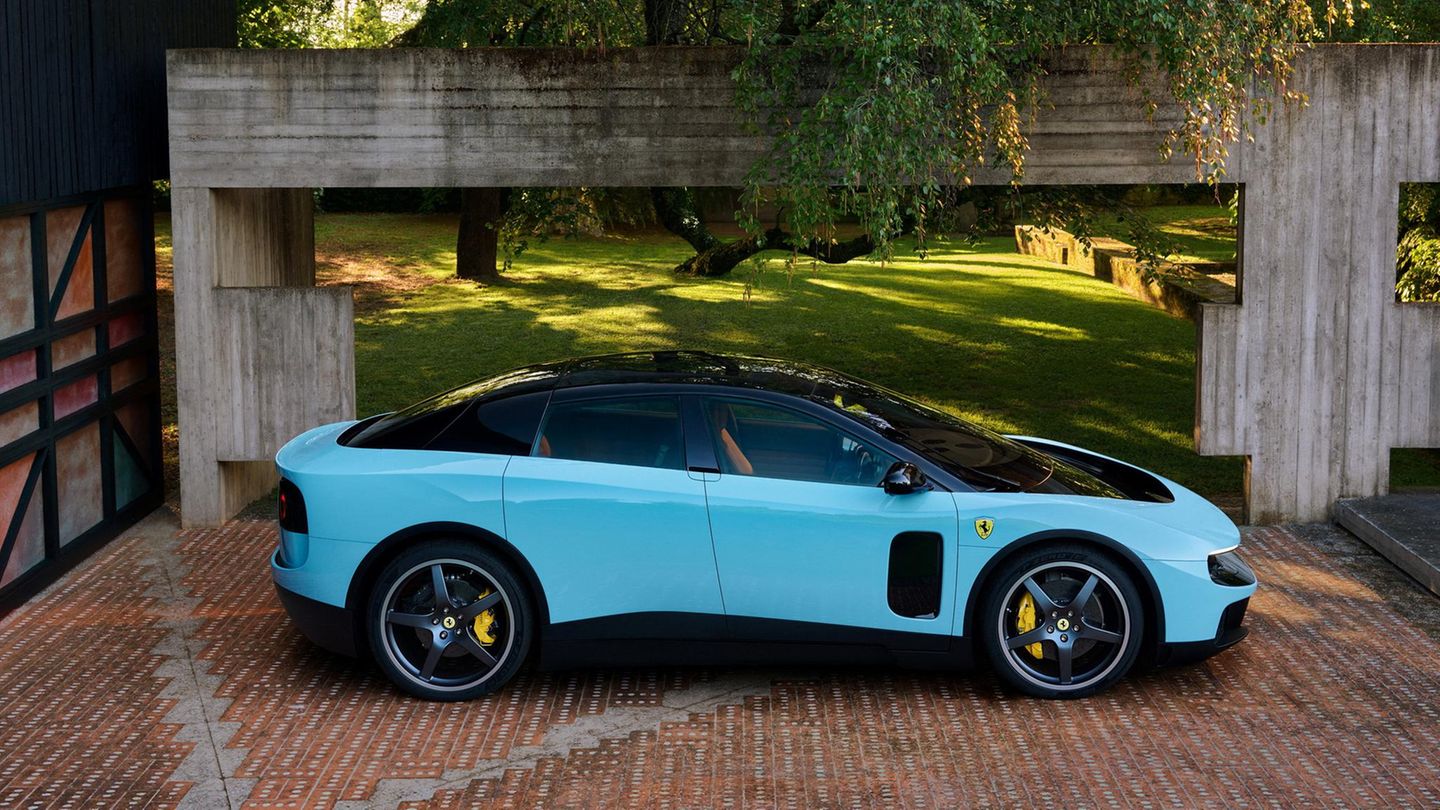 Aus der Seitenansicht ist die typische Form der Supersportwagen schon eher zu erahnen. Durch die zahlreichen Luftschlitze konnte Ferarri auf einen Spoiler verzichten.