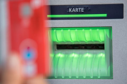 Kontoinhaber bekommt Geld zurück. (Archivbild) Foto: Fabian Sommer/dpa
