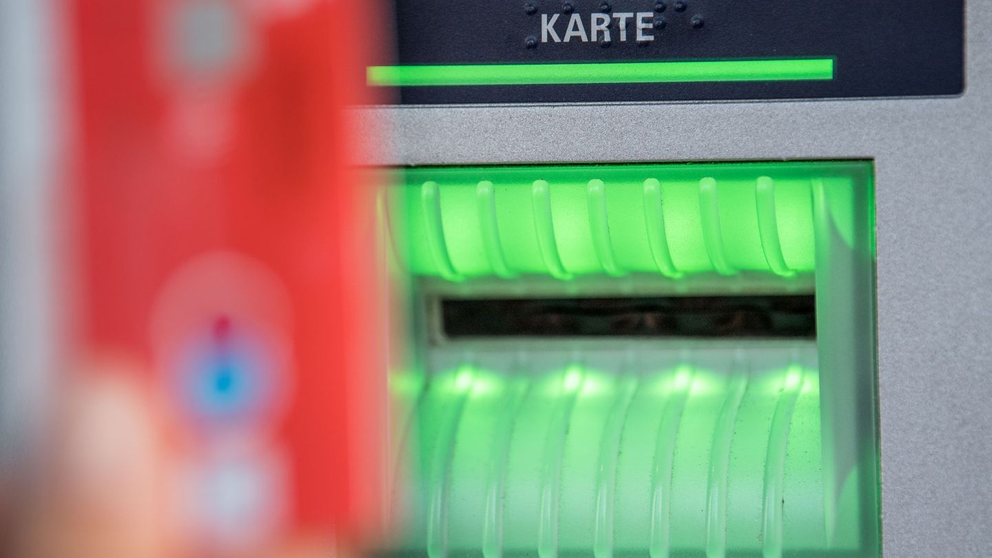 Kontoinhaber bekommt Geld zurück. (Archivbild) Foto: Fabian Sommer/dpa