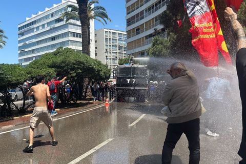 Die Polizei setzt Wasserwerfer gegen Demonstranten ein. Foto: Mirjam Schmitt/dpa