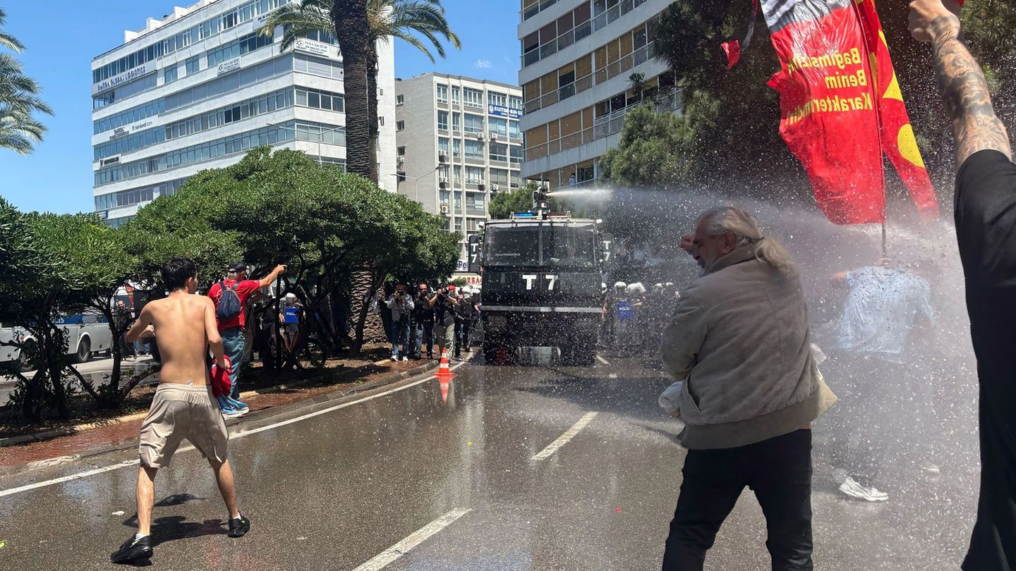 Die Polizei setzt Wasserwerfer gegen Demonstranten ein. Foto: Mirjam Schmitt/dpa