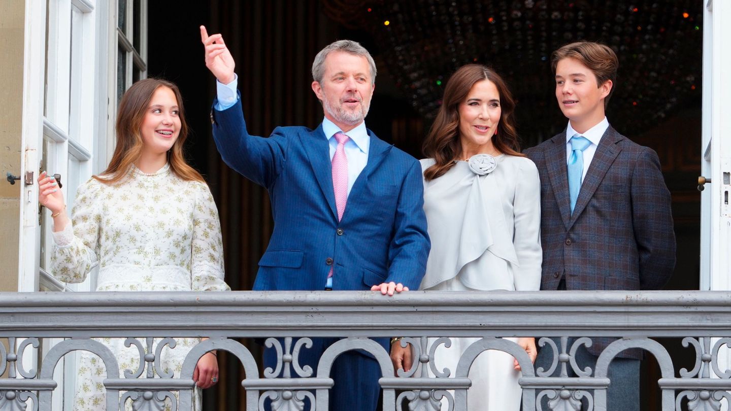 "Hurra! Hurra! Hurra!": König Frederik X. dirigiert die jubelnde Menge an seinem 58. Geburtstag vom Balkon des Schlosses Amalien