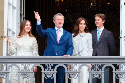 "Hurra! Hurra! Hurra!": König Frederik X. dirigiert die jubelnde Menge an seinem 58. Geburtstag vom Balkon des Schlosses Amalien