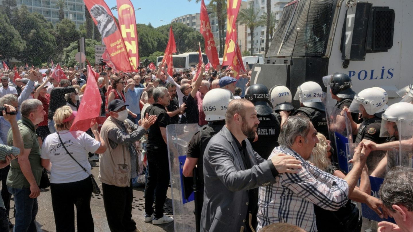 Polizei mit Wasserwerfer gegen CHP-Demonstranten in Izmir