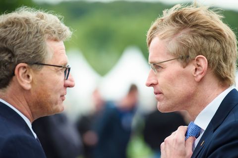 Ex-Wirtschaftsminister Bernd Buchholz (FDP, links) kritisiert den Umgang von Ministerpräsident Daniel Günther (CDU) mit dem Fall