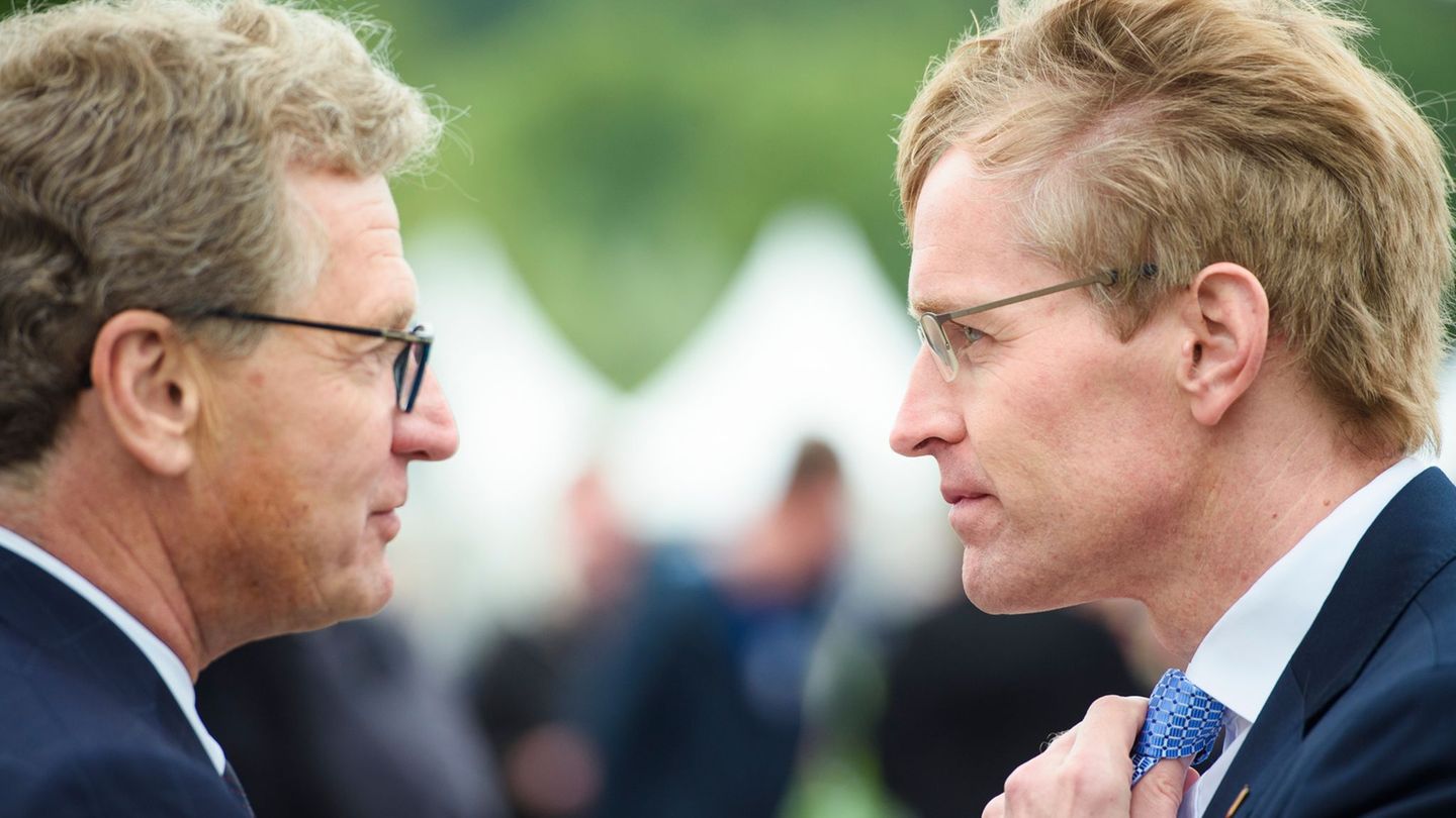 Ex-Wirtschaftsminister Bernd Buchholz (FDP, links) kritisiert den Umgang von Ministerpräsident Daniel Günther (CDU) mit dem Fall