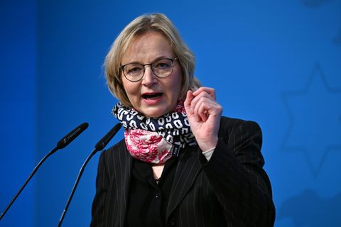 Thüringens Finanzministerin Katja Wolf (BSW) hat eine Ausweitung der Telefonzeiten der Thüringer Finanzämter angekündigt. (Archi