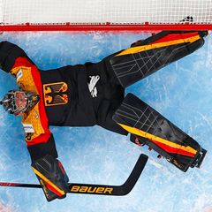 Symbolträchtig: Deutschlands Torhüter Philipp Grubauer liegt auf dem Eis. Foto: Andreas Becker/Keystone/dpa
