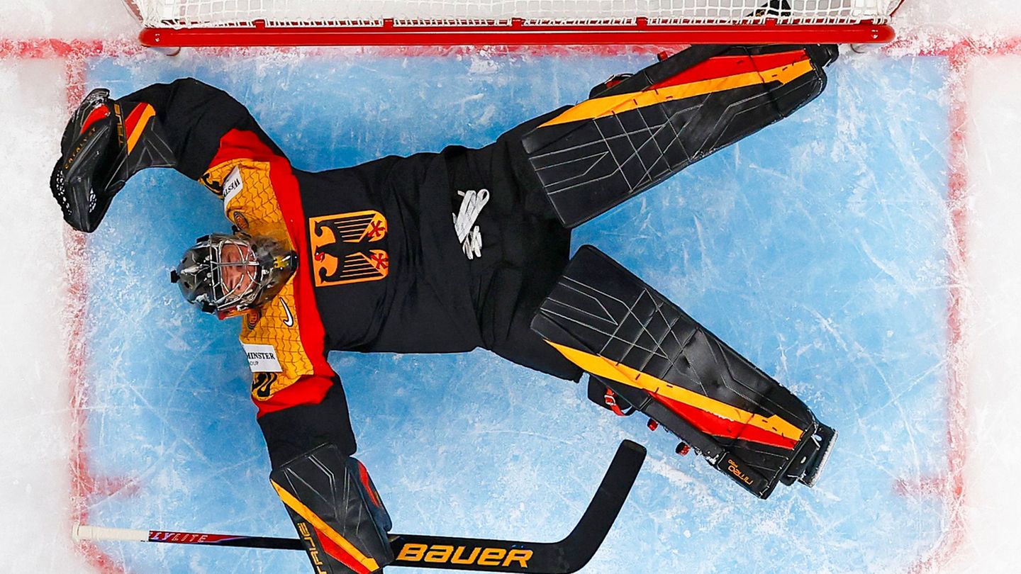Symbolträchtig: Deutschlands Torhüter Philipp Grubauer liegt auf dem Eis. Foto: Andreas Becker/Keystone/dpa