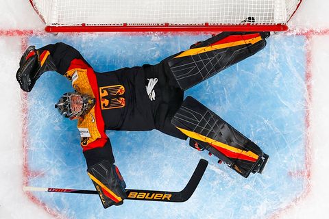 Symbolträchtig: Deutschlands Torhüter Philipp Grubauer liegt auf dem Eis. Foto: Andreas Becker/Keystone/dpa