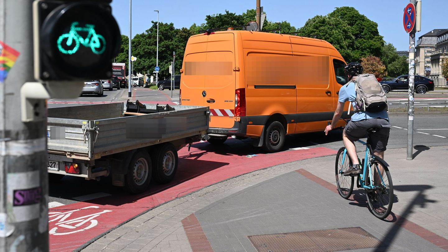 Eine alltägliche Situation: Ein Radfahrer muss abbremsen, weil ein Transporter abbiegt und ihm die Vorfahrt nimmt. Foto: Julian