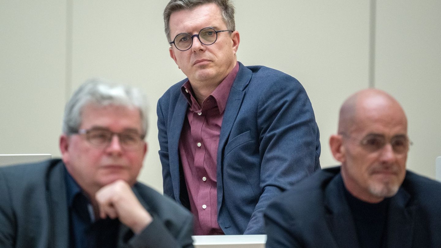 Der BSW-Landtagsabgeordnete Andreas Kutsche (M.) dringt wie Fraktionschef Niels-Olaf Lüders (r.) und der Parlamentarische Geschä