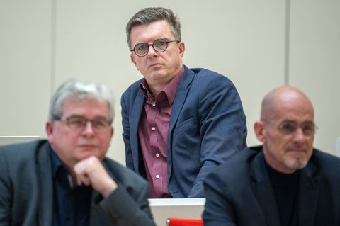 Der BSW-Landtagsabgeordnete Andreas Kutsche (M.) dringt wie Fraktionschef Niels-Olaf Lüders (r.) und der Parlamentarische Geschä