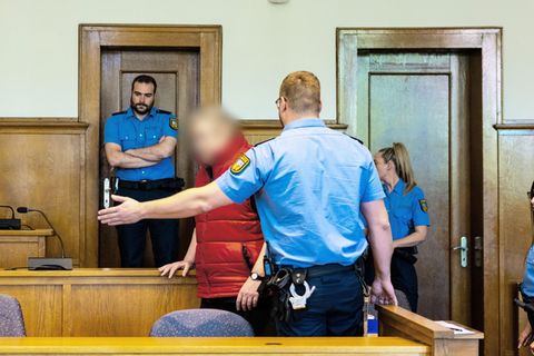 Der Angeklagte wird von Justizvollzugsbeamten in den Saal 38 des Landgerichts Saarbrücken geführt. Foto: Laszlo Pinter/dpa