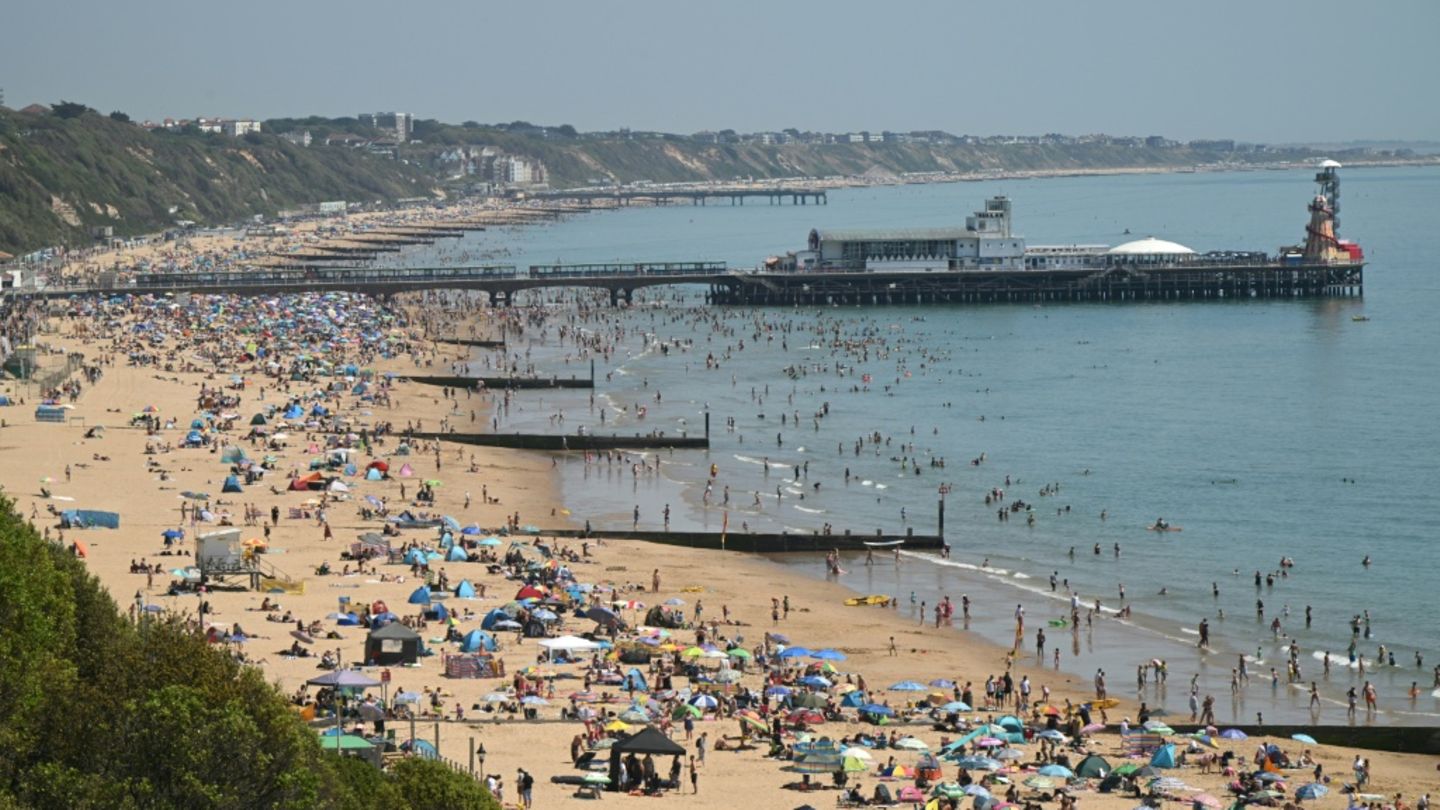 Sonnenbadende im englischen Bournemouth