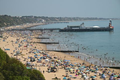 Sonnenbadende im englischen Bournemouth