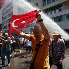 Die Polizei versucht, die Demonstranten zurückzudrängen. Foto: Erdem Sahin/AP/dpa