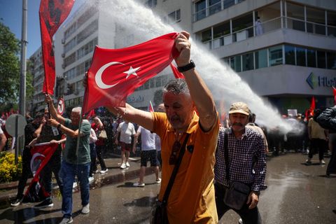 Die Polizei versucht, die Demonstranten zurückzudrängen. Foto: Erdem Sahin/AP/dpa