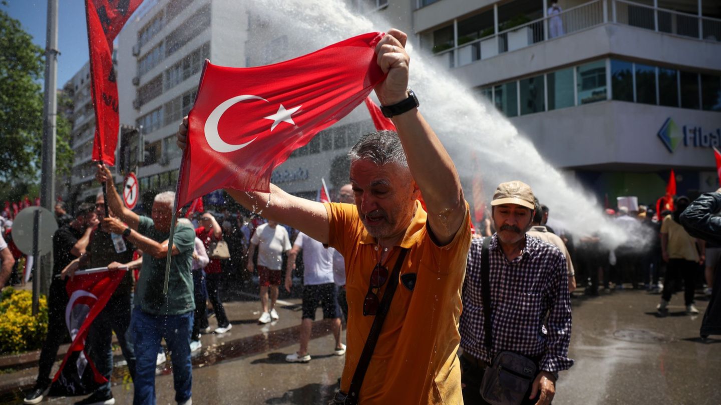 Die Polizei versucht, die Demonstranten zurückzudrängen. Foto: Erdem Sahin/AP/dpa